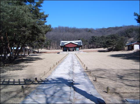 조선왕릉 중 유일하게 우상좌하(右上左下)에 여자인 인수대비가 우상(보는 이에겐 왼쪽), 덕종이 좌하에 자리잡은 경릉. 